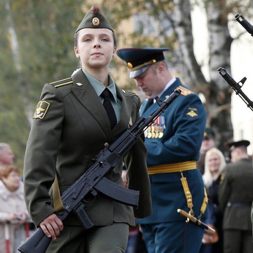 Φωτογραφίες: Οι Ρωσίδες λατρεύουν το «χακί» -  «Ντελίριο» για μία... θέση ελεύθερου σκοπευτή 