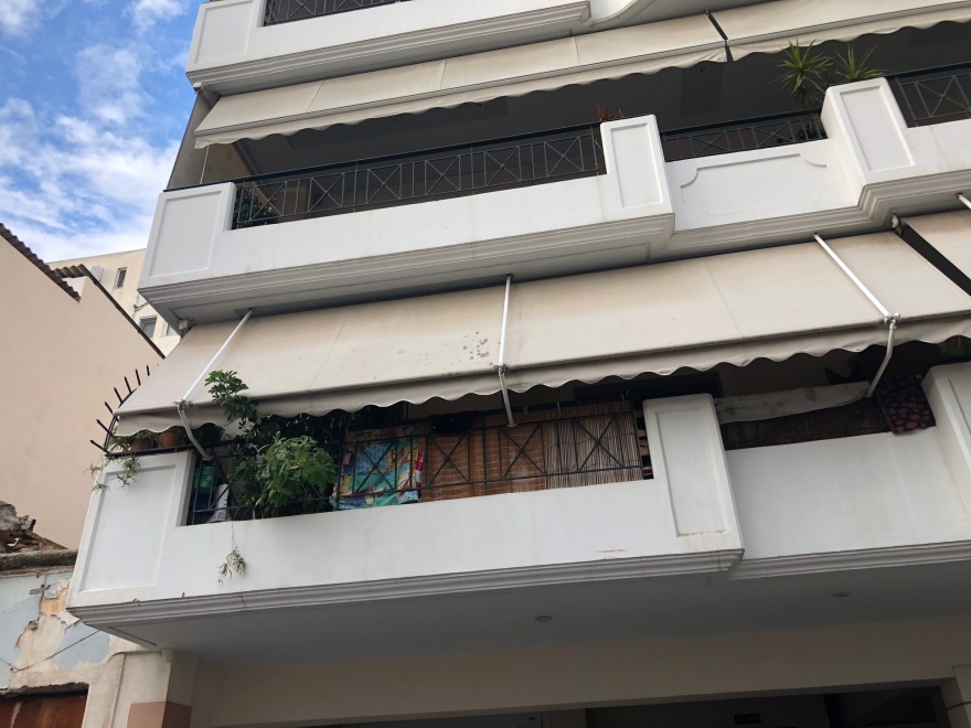 Καμίνια: «Ξεσκονίζει» το διαμέρισμα της 80χρονης η ΕΛΑΣ  - «Ήταν χτυπημένη στο πρόσωπο» λέει μάρτυρας