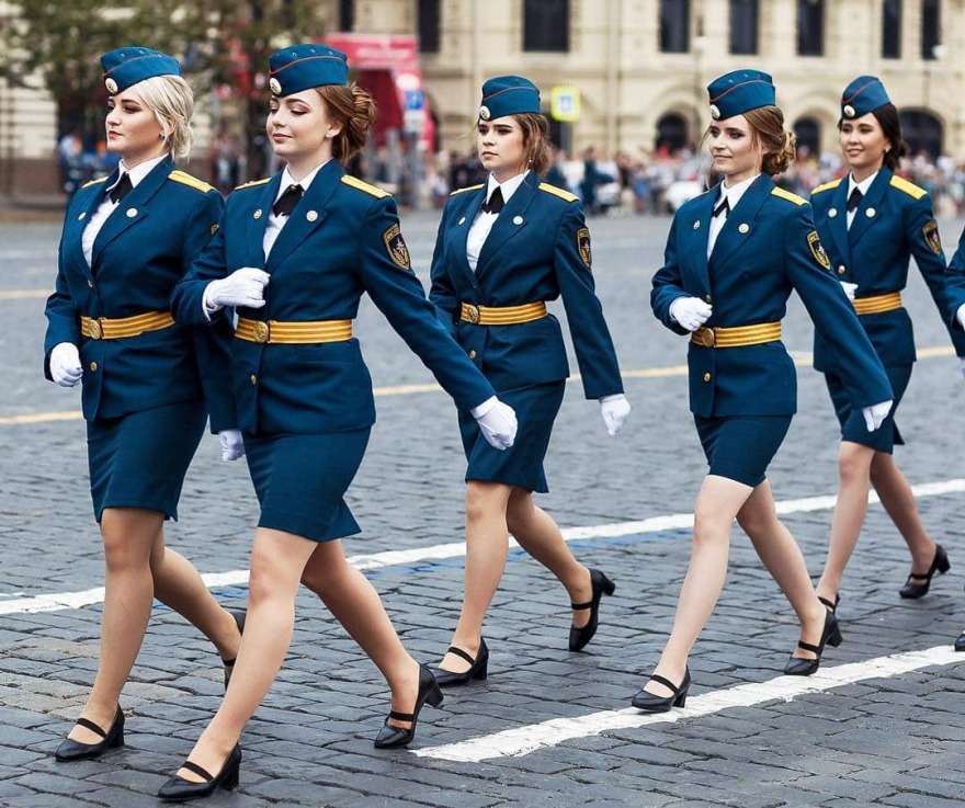 Φωτογραφίες: Οι Ρωσίδες λατρεύουν το «χακί» -  «Ντελίριο» για μία... θέση ελεύθερου σκοπευτή 