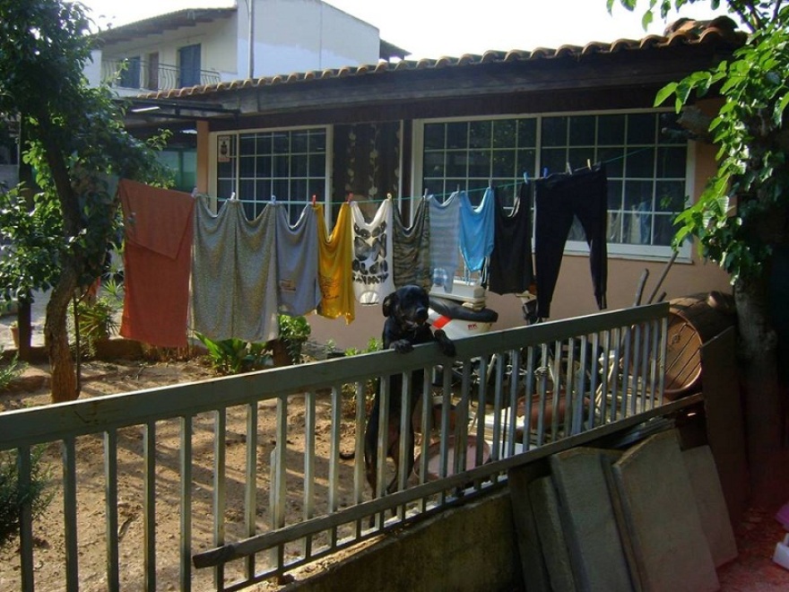 Στη Βουλή η υπόθεση των 72 οικογενειών στη Νέα Μάκρη που η Εκκλησία διεκδικεί την περιουσία τους