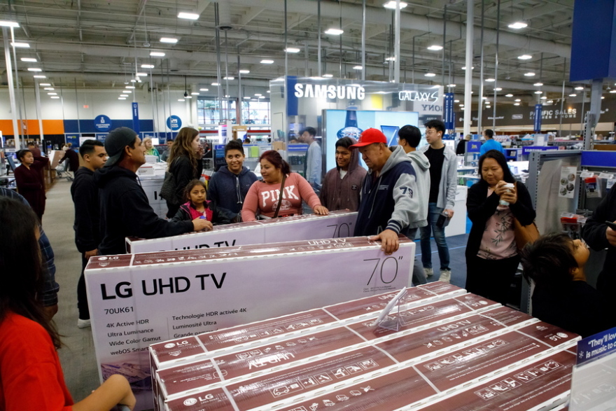 Black Friday: Το κρύο δεν πτόησε τους Αμερικανούς - Ουρές στα καταστήματα