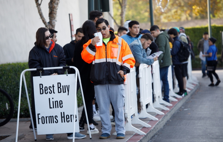Black Friday: Το κρύο δεν πτόησε τους Αμερικανούς - Ουρές στα καταστήματα
