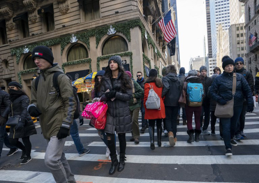 Black Friday: Το κρύο δεν πτόησε τους Αμερικανούς - Ουρές στα καταστήματα