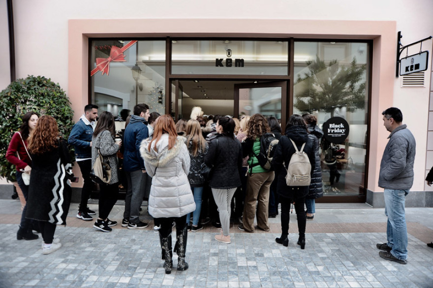 «Black Friday»: Στο κυνήγι της προσφοράς οι καταναλωτές