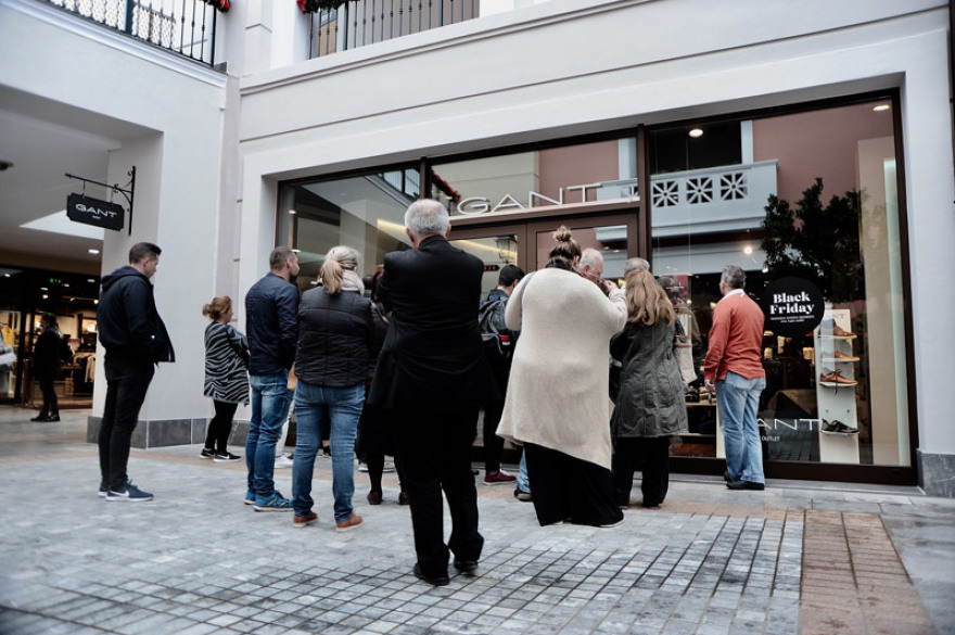 «Black Friday»: Στο κυνήγι της προσφοράς οι καταναλωτές