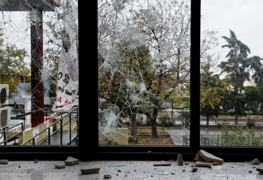 Τσίπρας - Μητσοτάκης: Μάχη στα αποκαΐδια της... Γκόθαμ Σίτι