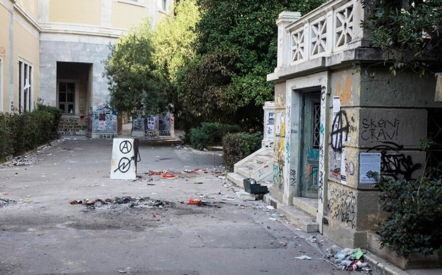 Τσίπρας - Μητσοτάκης: Μάχη στα αποκαΐδια της... Γκόθαμ Σίτι