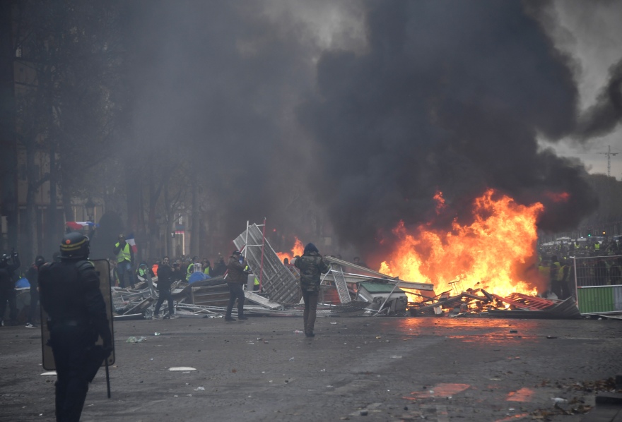 Χάος στο Παρίσι: Άγριες συμπλοκές με οδοφράγματα, φωτιές και τραυματίες για την πολιτική του Μακρόν