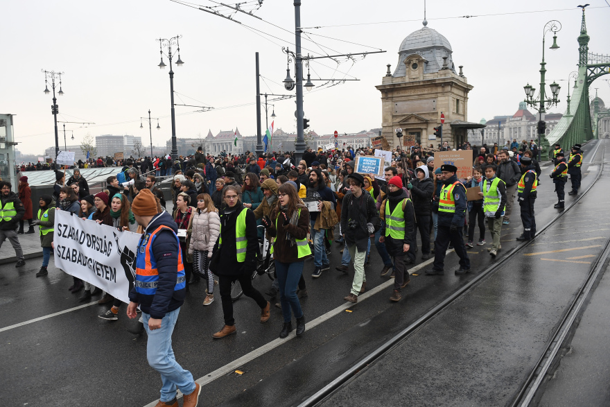 Ουγγαρία: Χιλιάδες φοιτητές στους δρόμους υπέρ του πανεπιστημίου του Τζορτζ Σόρος