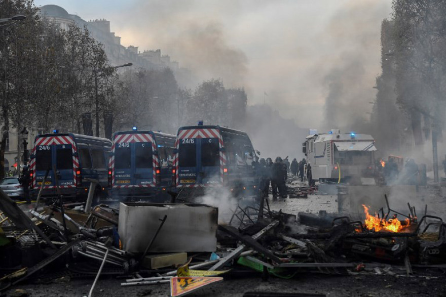 Χάος στο Παρίσι: Άγριες συμπλοκές με οδοφράγματα, φωτιές και τραυματίες για την πολιτική του Μακρόν