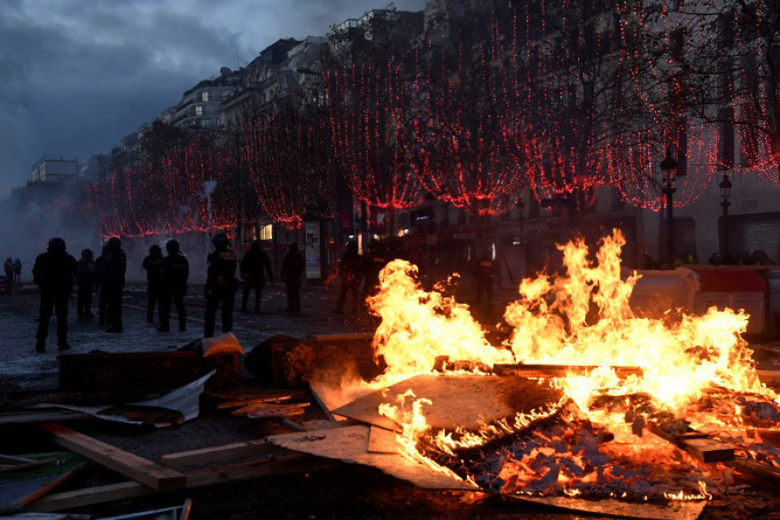 Χάος στο Παρίσι: Άγριες συμπλοκές με οδοφράγματα, φωτιές και τραυματίες για την πολιτική του Μακρόν