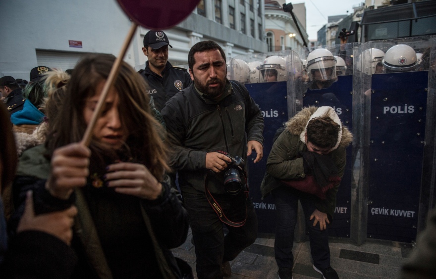 Τουρκία: Η αστυνομία «έπνιξε» στα δακρυγόνα την πορεία για τη βία κατά των γυναικών