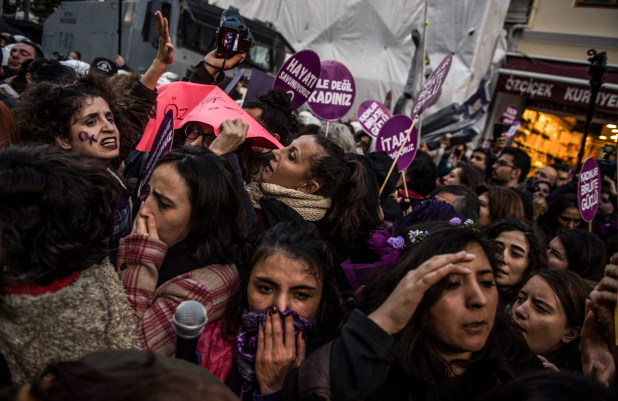 Τουρκία: Η αστυνομία «έπνιξε» στα δακρυγόνα την πορεία για τη βία κατά των γυναικών