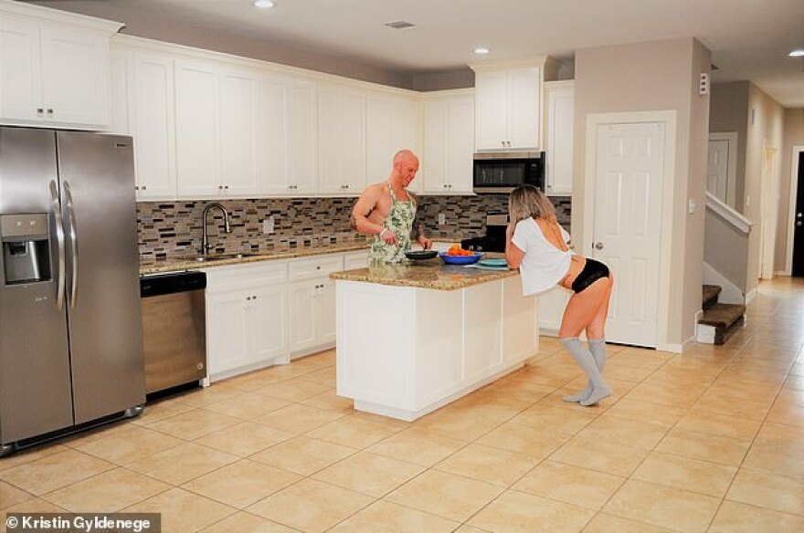 «Αθέμιτος ανταγωνισμός» από μεσίτρια με ημίγυμνα μοντέλα για σπίτι στο Χιούστον