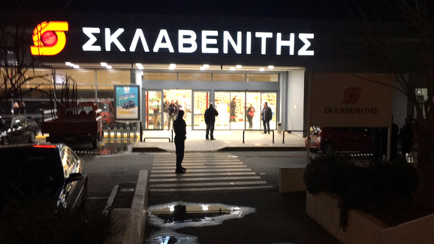 Βίντεο-ντοκουμέντο: Ληστεία σε σούπερ μάρκετ στα Βριλήσσια - Τραυματίας από τα πυρά αστυνομικών ένας ληστής