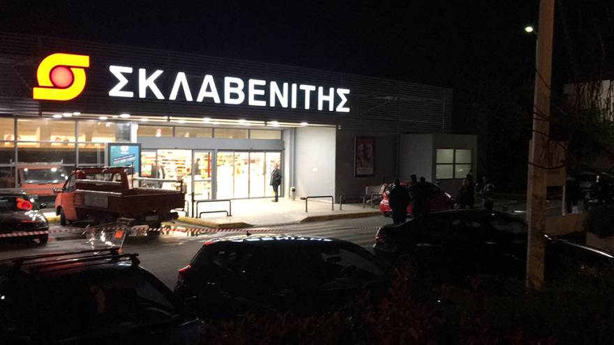 Βίντεο-ντοκουμέντο: Ληστεία σε σούπερ μάρκετ στα Βριλήσσια - Τραυματίας από τα πυρά αστυνομικών ένας ληστής
