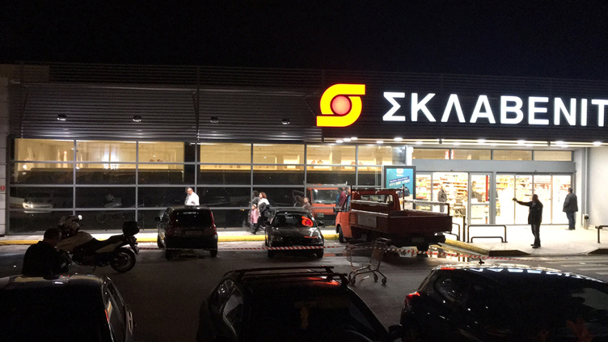 Βίντεο-ντοκουμέντο: Ληστεία σε σούπερ μάρκετ στα Βριλήσσια - Τραυματίας από τα πυρά αστυνομικών ένας ληστής