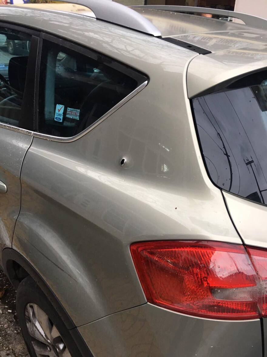 Αιματηρή ληστεία στα ΕΛΤΑ στα Βίλια: Τραυματίας ληστής από πυρά αστυνομικών