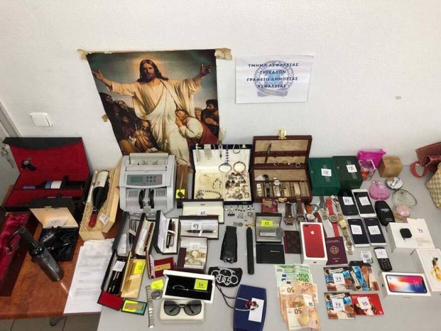 «Πλοκάμια» μέχρι το Καρπενήσι είχε «απλώσει» η συμμορία με τους πίνακες και τα τιμαλφή