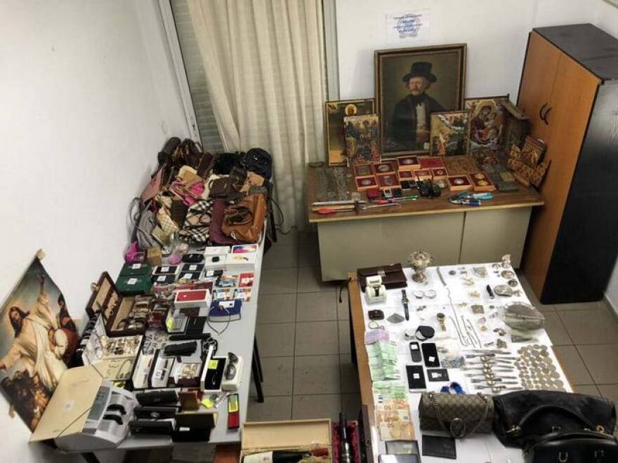 «Πλοκάμια» μέχρι το Καρπενήσι είχε «απλώσει» η συμμορία με τους πίνακες και τα τιμαλφή