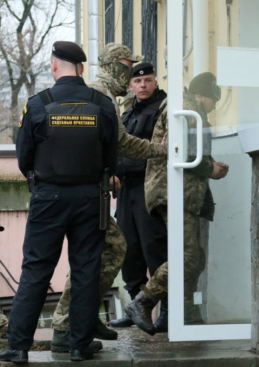 Κριμαία: Δημόσια διαπόμπευση για τους Ουκρανούς ναυτικούς - Στην τηλεόραση η ανάκρισή τους