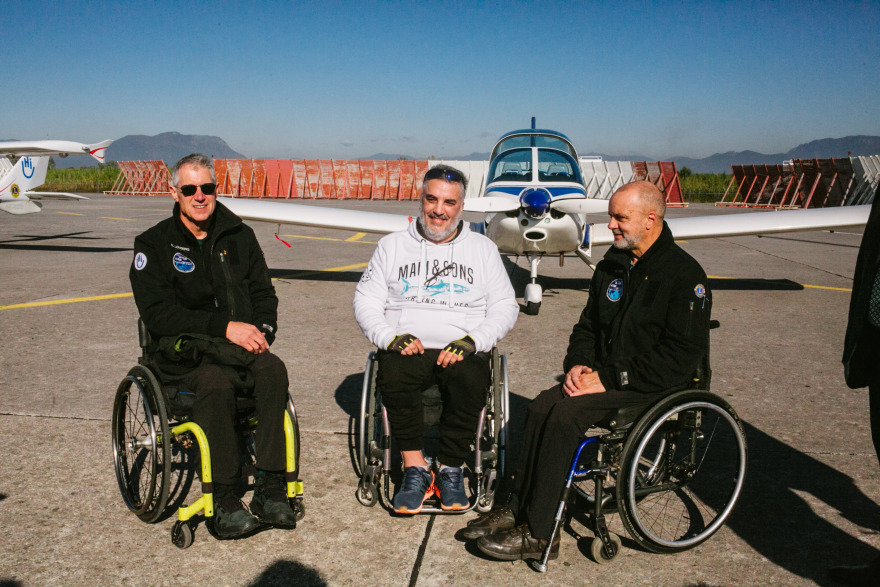 Σταθμός η Καλαμάτα για δύο πιλότους με παραπληγία που κάνουν τον γύρο του κόσμου