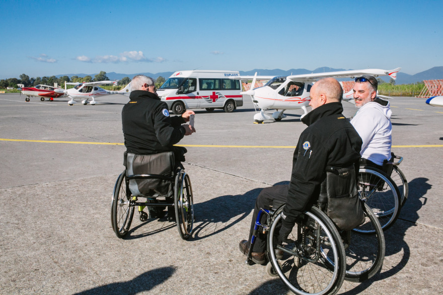 Σταθμός η Καλαμάτα για δύο πιλότους με παραπληγία που κάνουν τον γύρο του κόσμου