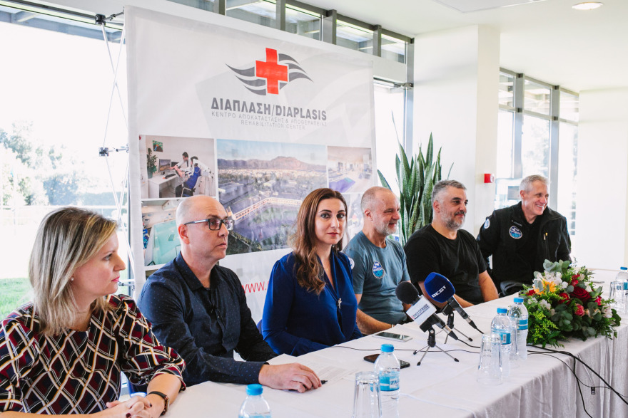 Σταθμός η Καλαμάτα για δύο πιλότους με παραπληγία που κάνουν τον γύρο του κόσμου
