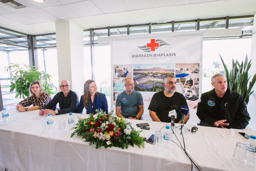 Σταθμός η Καλαμάτα για δύο πιλότους με παραπληγία που κάνουν τον γύρο του κόσμου