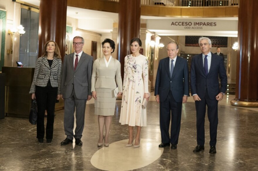 Βασίλισσα Λετίσια: Λαμπερή με φόρεμα αξίας 100€ που αγόρασε από... το διαδίκτυο