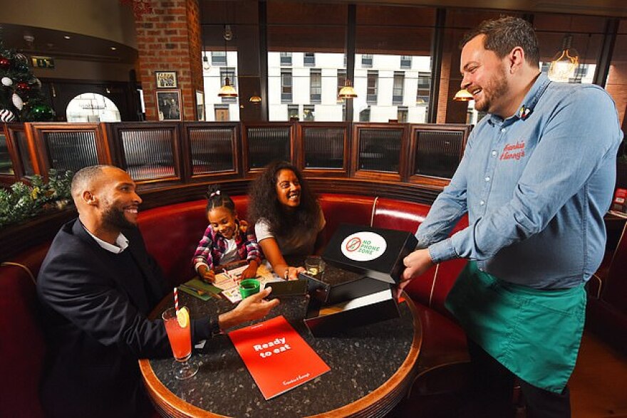 Βρετανία: Αλυσίδα εστιατορίων απαγορεύει τα κινητά στους πελάτες 