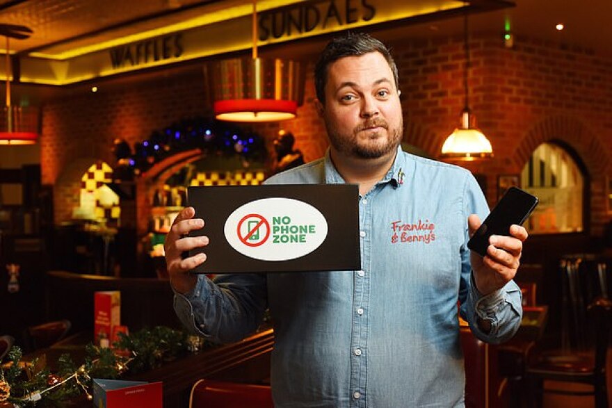 Βρετανία: Αλυσίδα εστιατορίων απαγορεύει τα κινητά στους πελάτες 