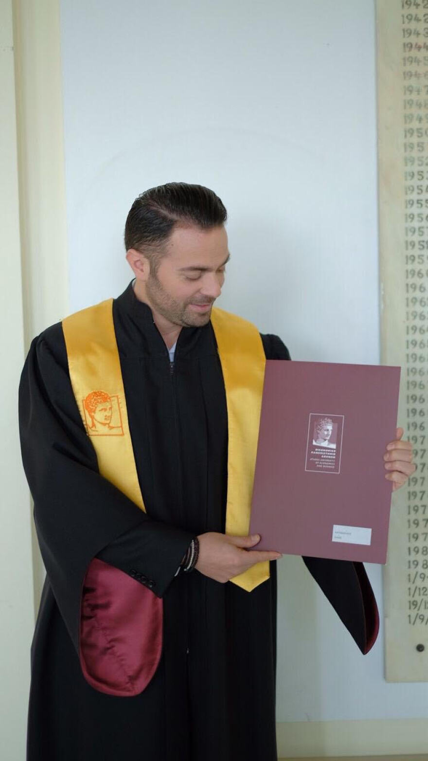 Ο Ηλίας Βρεττός πήρε το πτυχίο του 