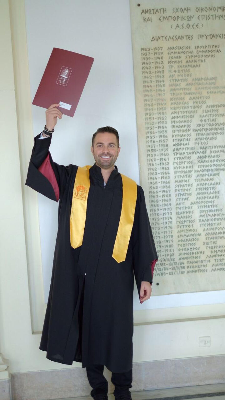 Ο Ηλίας Βρεττός πήρε το πτυχίο του 