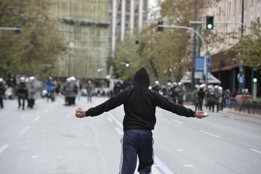 Ένταση στη μαθητική πορεία στο κέντρο της Αθήνας - Επεισόδια στη Θεσσαλονίκη