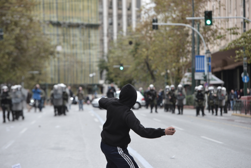 Ένταση στη μαθητική πορεία στο κέντρο της Αθήνας - Επεισόδια στη Θεσσαλονίκη