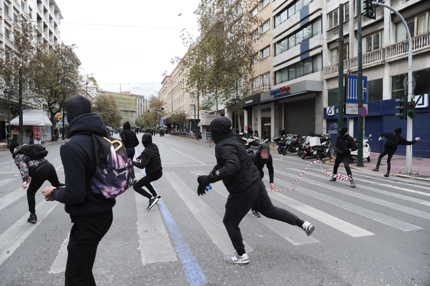 Ένταση στη μαθητική πορεία στο κέντρο της Αθήνας - Επεισόδια στη Θεσσαλονίκη