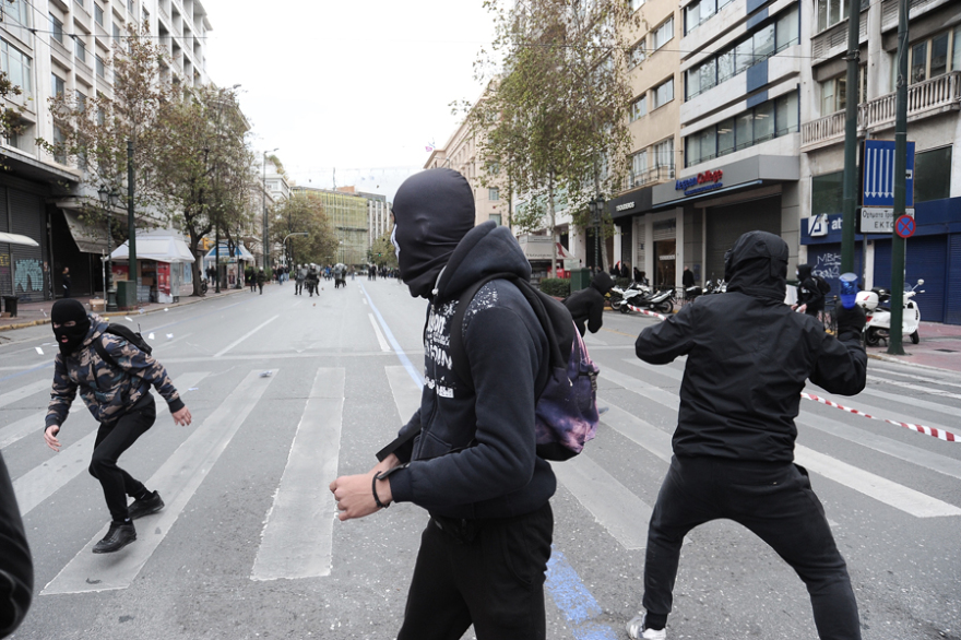 Ένταση στη μαθητική πορεία στο κέντρο της Αθήνας - Επεισόδια στη Θεσσαλονίκη