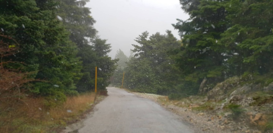 Κακοκαιρία και στην Αττική: Χιονίζει στην Πάρνηθα