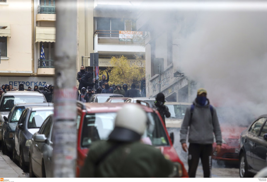 Ένταση στη μαθητική πορεία στο κέντρο της Αθήνας - Επεισόδια στη Θεσσαλονίκη