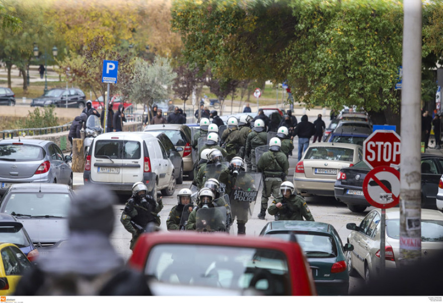 Ένταση στη μαθητική πορεία στο κέντρο της Αθήνας - Επεισόδια στη Θεσσαλονίκη