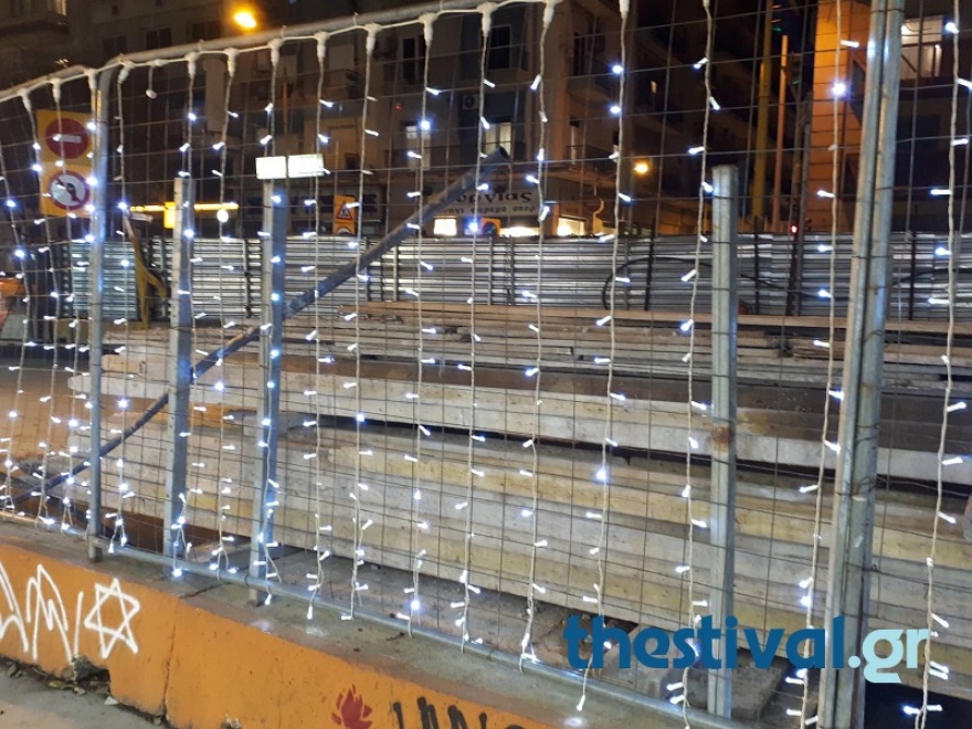 Θεσσαλονίκη: Οι γερανοί του Μετρό... φόρεσαν τα γιορτινά τους