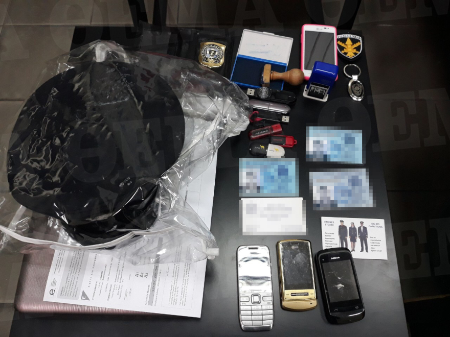 Αλβανός με cabrio, χειροπέδες, ασύρματο και όπλο έκανε τον αστυνομικό του Τσίπρα