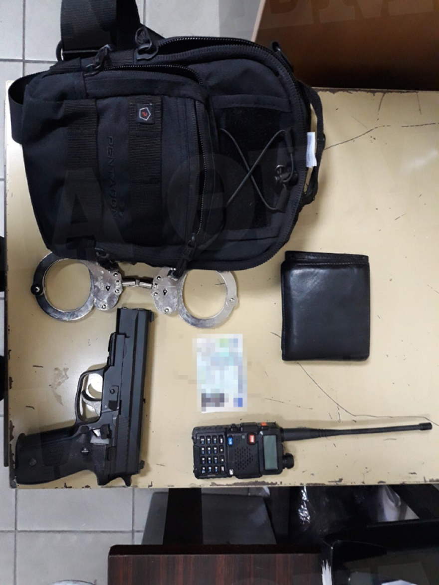 Αλβανός με cabrio, χειροπέδες, ασύρματο και όπλο έκανε τον αστυνομικό του Τσίπρα