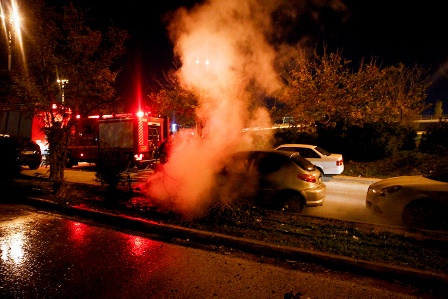Στάδιο Ειρήνης και Φιλίας: Επεισόδια με δακρυγόνα και αυτοκίνητο να παραδίνεται στις φλόγες