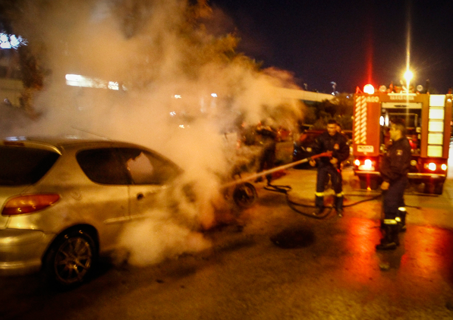 Στάδιο Ειρήνης και Φιλίας: Επεισόδια με δακρυγόνα και αυτοκίνητο να παραδίνεται στις φλόγες