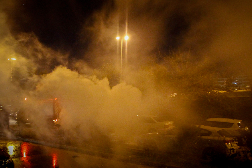 Στάδιο Ειρήνης και Φιλίας: Επεισόδια με δακρυγόνα και αυτοκίνητο να παραδίνεται στις φλόγες