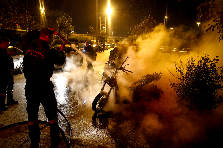 Στάδιο Ειρήνης και Φιλίας: Επεισόδια με δακρυγόνα και αυτοκίνητο να παραδίνεται στις φλόγες