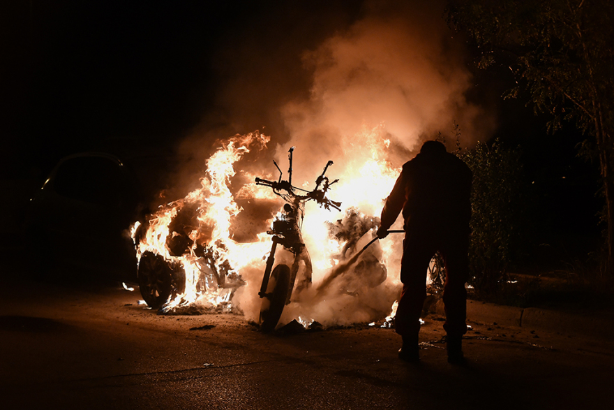 Στάδιο Ειρήνης και Φιλίας: Επεισόδια με δακρυγόνα και αυτοκίνητο να παραδίνεται στις φλόγες