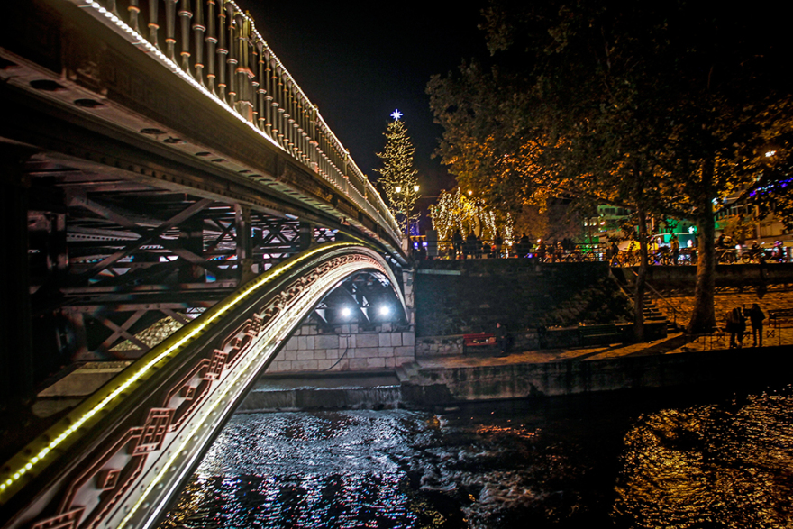 «Έφτασαν» τα Χριστούγεννα στα Τρίκαλα: Φωταγωγήθηκε το ψηλότερο φυσικό δέντρο στην Ελλάδα